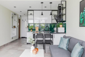 SuperApart Saska 48a, Sleek 6th-Floor Studio with Balcony & Elevator Access